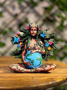 Estátua Deusa Gaia Guardiã da Natureza em Resina 16cm – Abraço Sagrado da Terra