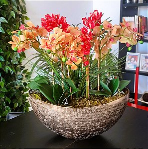 ARRANJO ORQUÍDEA LARANJA  E VERMELHO  VASO BARCA ALUMÍNIO DOURADO G