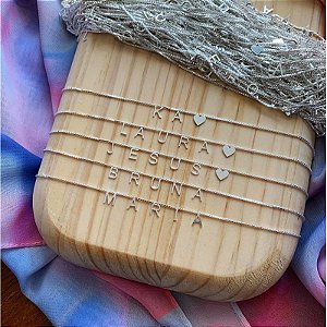 Personalize o colar com um nome, letras iniciais.