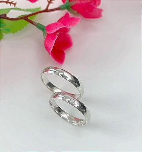 Aliança de Namoro ou Compromisso, Prata 925 Tradicional Lisa com Pedra Zircônia Cravada no Centro.   (Sob Encomenda)