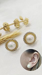 BRINCO REDONDO COM PEROLA E ZIRCONIAS LATERAIS