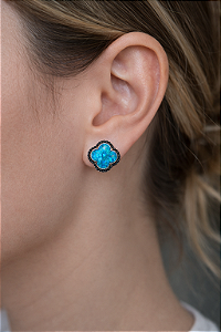 BRINCO FLOR MADRE PEROLA AZUL CRAVEJADA