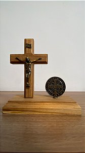 Adorno mesa Crucifixo e Medalha São Bento (Ouro Velho)