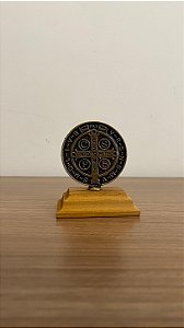 Medalha São Bento 6cm Ouro Velho Base Madeira