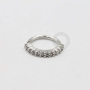ARA12 Argola Cravejada Pedra Zirconia Helix Banho Ródio