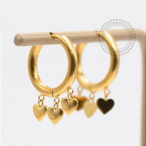 TN2396 Par de Brinco Argola Pingente 3 Corações 12mm Titânio PVD Gold