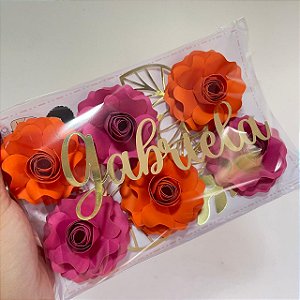 Topo de bolo floral laranja e rosa com dourado