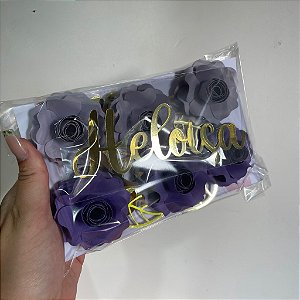 Topo de bolo floral lilás e roxo com dourado