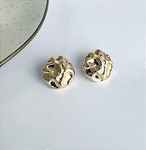 BRINCO REDONDO MARTELADO MEDIO BANHO OURO 18K