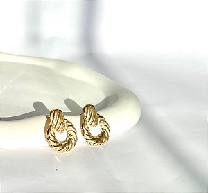 BRINCO ARGOLA TORCIDA BANHO OURO 18K