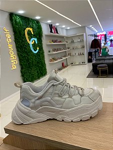 Tênis Sneaker Natalia Off White com detalhe cinza reflexivo atrás