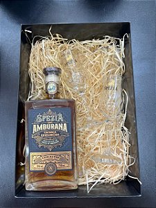 Kit Presente - Cachaça Spezia Amburana 3 Anos 750ml + 2x Taças Spezia Vidro 60ml
