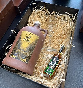 Kit Presente - Cachaça Terra Cota Spezia Ouro 700ml + Taça Spezia Vidro 60ml + Cachaça Indiazinha Jambu 50ml
