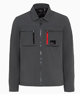 Jaqueta unissex cinza escuro.