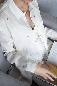 Camisa linho off bordado coração ocre