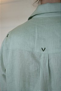 Camisa linho pistache com bordado coração verde