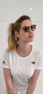 T-SHIRT BÁSICA OFF DETALHE MINI OLHO GREGO FRENTE E MANGA