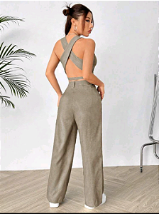 Conjunto de Colete sem Mangas e aberto nas Costas