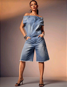 Macacão Jeans Assimétrico Bolso Detalhado e Barra Desfiada