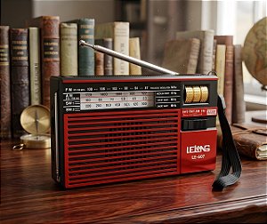 Rádio Retrô Portátil FM/AM/SW1-2 Com Lanterna Lelong LE-607