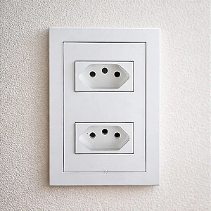 CJ TOMADA DUPLA ( 10A + 20A ) 4X2 - DICOMPEL EKRON BRANCO - EK-30000/53