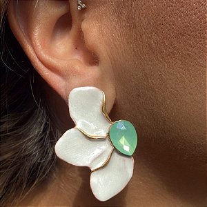 BRINCO MEIA FLOR BRANCA ESMALTADA COM PEDRA VERDE