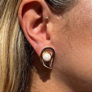 BRINCO VIRGULA COM PEROLA