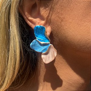 BRINCO FLOR LATERAL GRANDE TONS AZUL CLARO