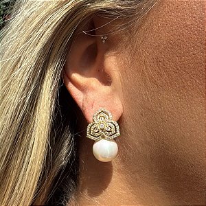 BRINCO BASE FLOR VAZADA COM PEROLA