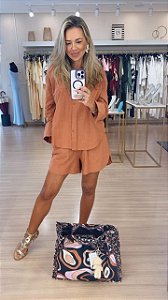 CONJUNTO DE LINHO CAMISA E SHORT MARROM