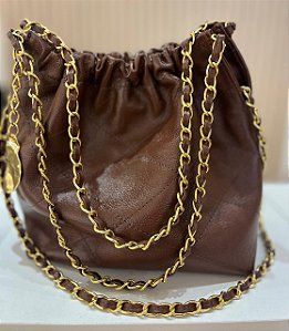 BOLSA SACO METALASSE ALÇA CORRENTE MARROM