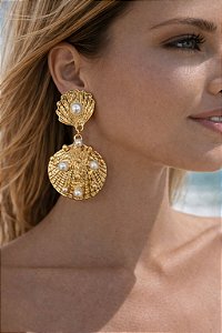 BRINCO CONCHA PENDULO PEROLA DOURADO