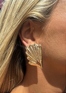 BRINCO MEIA CONCHA DOURADO