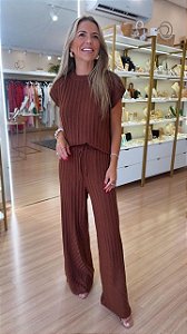 CONJUNTO TRICOT BLUSA SEM MANGA CANELADO MARROM