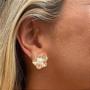 BRINCO FLOR COM PEROLA DOURADA
