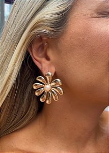 BRINCO FLOR NOVE PETALAS PEROLA