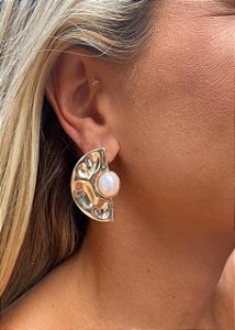 BRINCO LEQUE COM PEROLA DOURADO