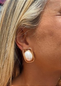 BRINCO PEROLA OVAL ORGANICO DOURADO