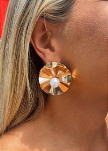 MAXI BRINCO FLOR DUPLA COM PEROLA DOURADO