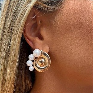 BRINCO CARACOL COM PEROLAS DOURADO