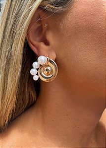 BRINCO CARACOL COM PEROLAS DOURADO