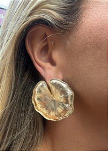BRINCO FLOR COM ABERTURA DOURADO