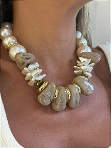 MAXI COLAR PEROLAS DE DENTES NUDE