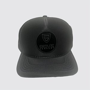 Boné Trucker 100% poliéster com detalhes em alto relevo emborrachado e camurça.