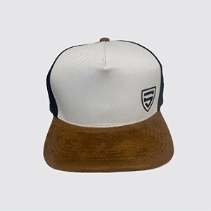 Boné Trucker em sarja com detalhes em camurça e alto relevo emborrachado.