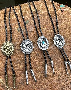Colar Couro Country Gravata Bolo Tie - Diversos Modelos Conchos