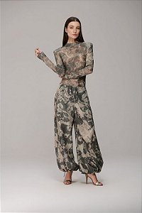 BLUSA URBANA DE TULE ESTAMPA CAMOUFLAGE COM OBREIRAS