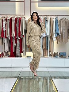 CONJUNTO CAMISA E CALÇA COM ROLOTE LISTRADO BEGE