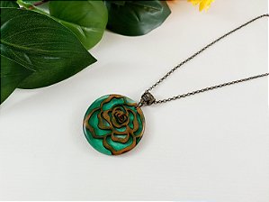 Colar Rosa em Madeira