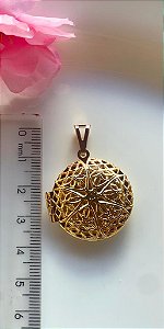 Pingente relicario filigramado dourado